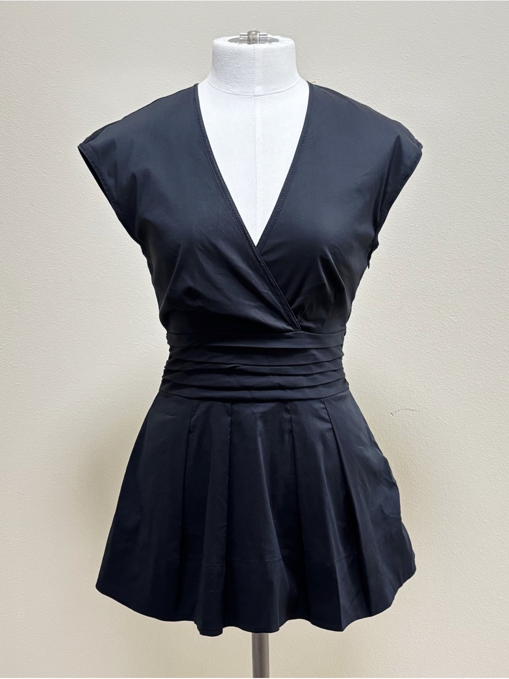 BCBGMAXAZRIA Size XS Black V-Neck Cap Sleeve Tie Back Blouse Top